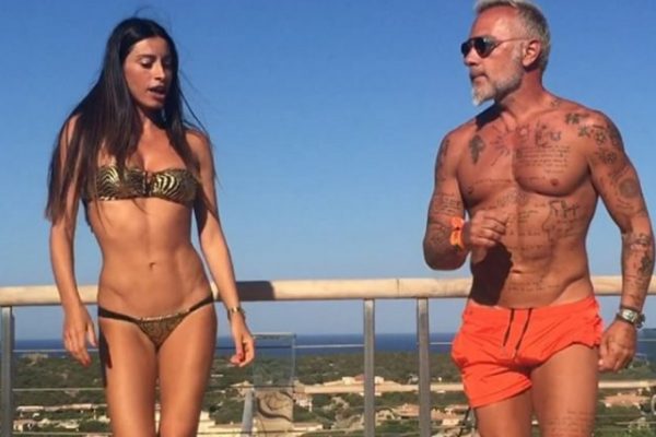 Видеода Тату жалаңаш.