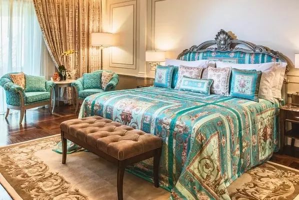 Ақ шұлық киген әйелдер бейне мүлде шешінбеген кастинг