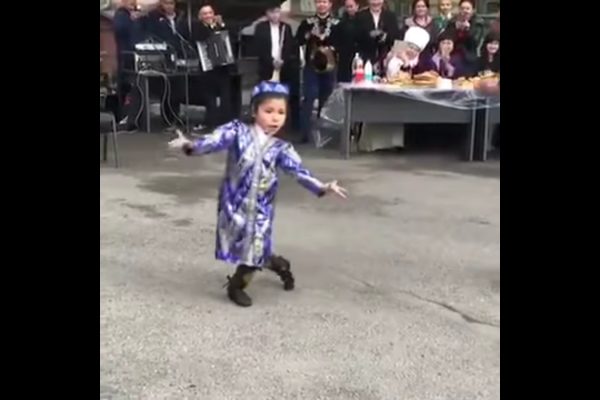 Кішкентай өзбектің қызын былғайды