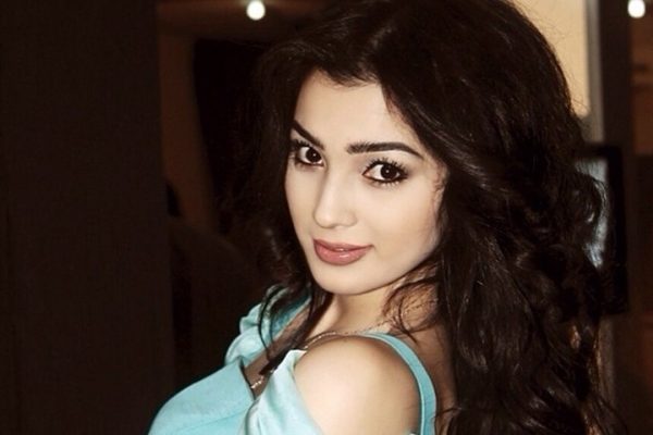 Порно көру Қоғамдық көлікте емшек ұшы көрінеді