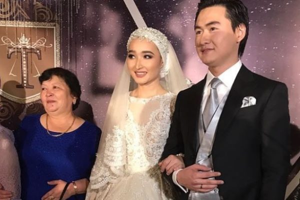 Үйлену тойындағы үлкен сиськи