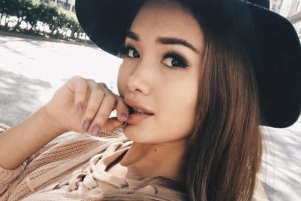 Тришаның топтағы жалаңаш бейне фотосуреті