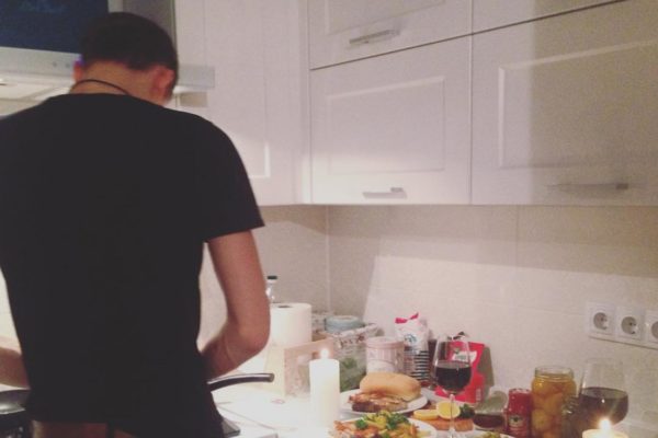 Ол үлкен мүшесі бар бюсти брюнетканы трахает және оның бетіне кончал