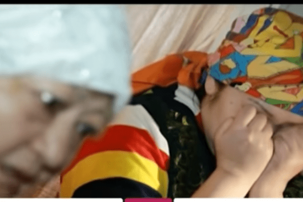 Зәр шығарып жатқан қыздың жақыннан түсірілген суреті