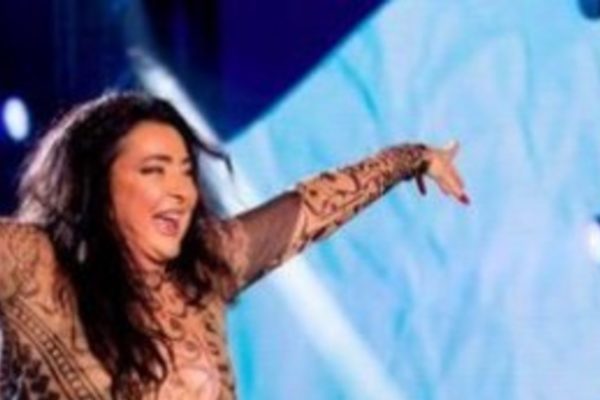 Қыз трусисыз қысқа юбкамен еңкейіп кетті.