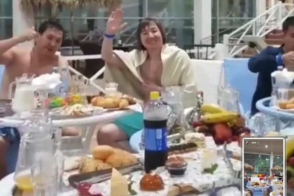 Люда абайсызда сымбатты жігітті ұрып жіберді (видео) Жылқылар жақындап келе жатыр