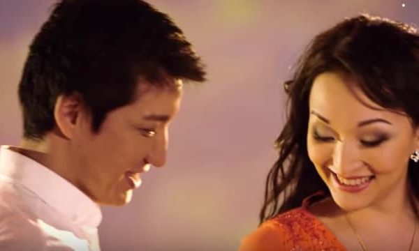 Шұлықтағы қызбен секс (бейне) Шәует басынан аяғына дейін