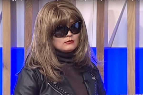 Трусикидегі арық әйелдің суреті