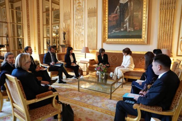 Жастармен топтық секс